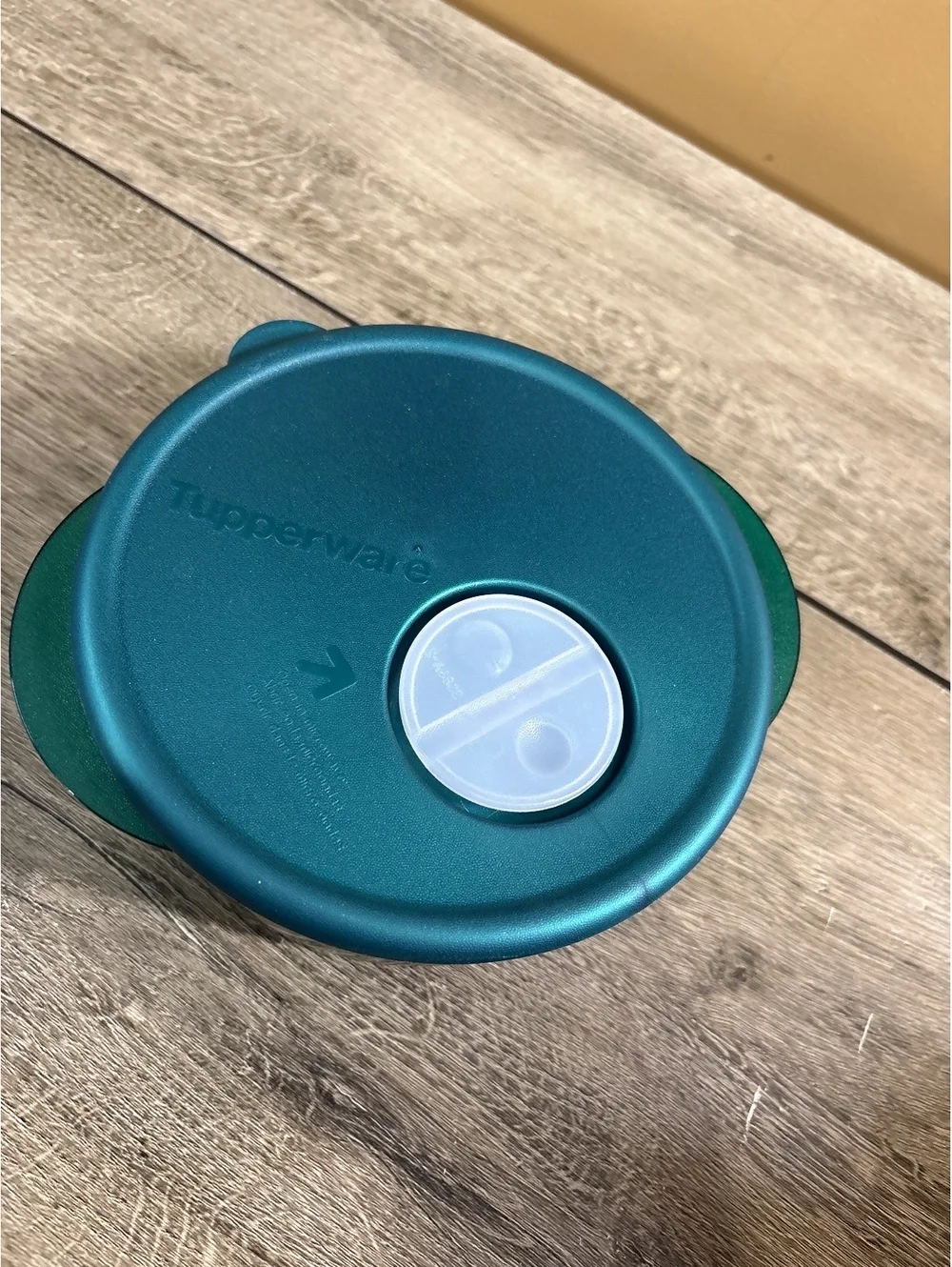 Tupperware Green Round Microwave Bowl with Vent Lid